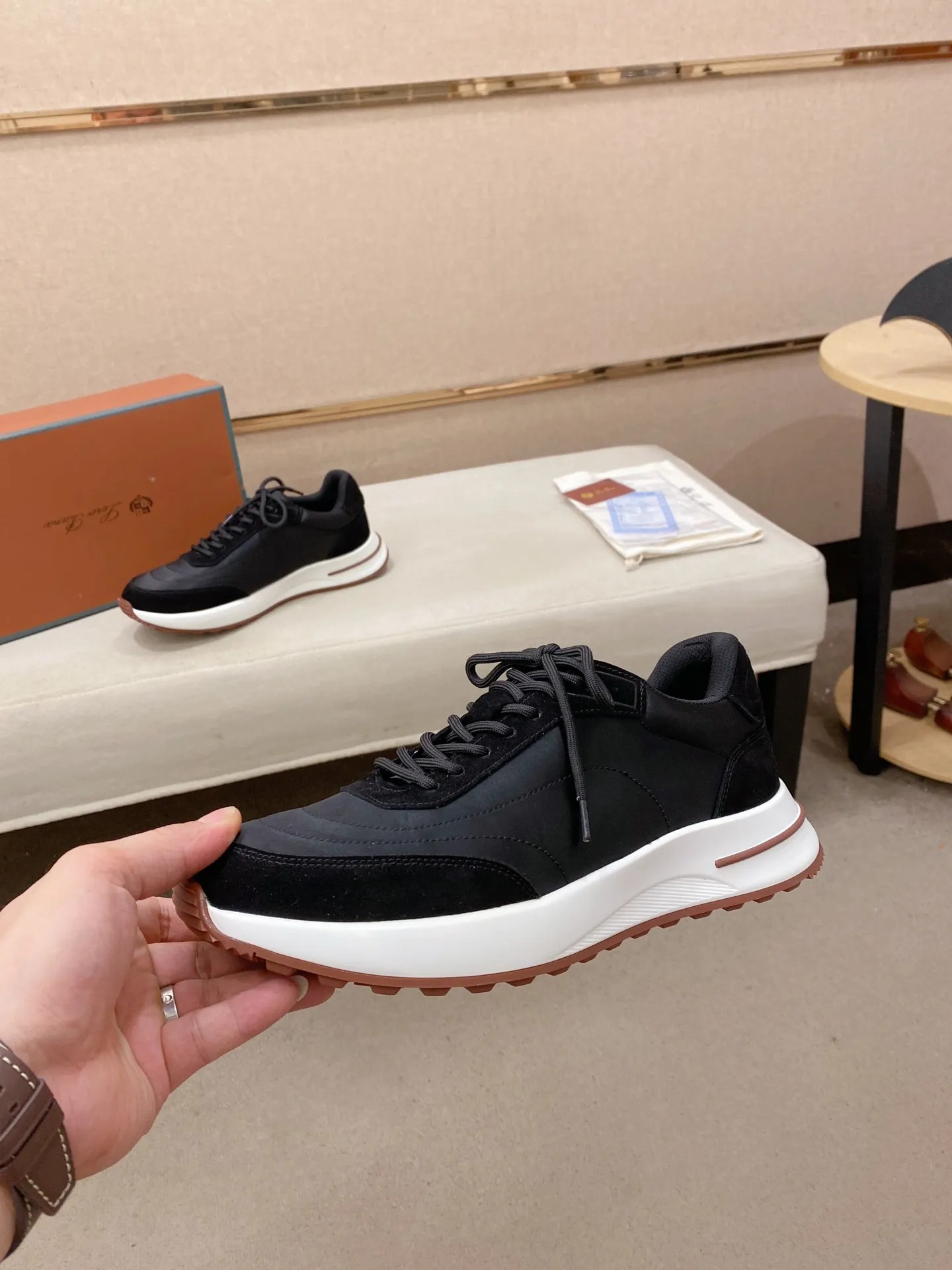 Men's shoes 💰: 462💰🔥𝐥𝐨𝐫𝐨 𝐏𝐢𝐚𝐧𝐚 lp classic loafers, an Italian treasure brand, the only brand that can match Hermès! Only after wearing it do we realize that we can’t live up to our feet. The upper is made of imported first-layer cowhide with breathable fabrics, water-dyed cowhide foot pads, and the official original glass rubber outsole and pendant. Exclusive original packaging (tag ➕ brand paper ➕ outer box ➕ hand bag) code number: 38-44. Can be customized 45-46